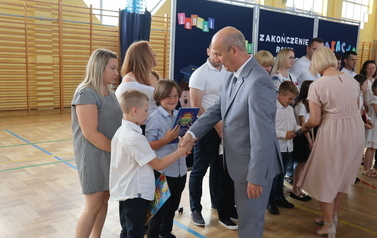 Wręczanie nagr&oacute;d uczniom z klasy II 