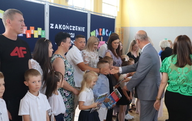 Wręczanie nagr&oacute;d uczniom z klasy I b 