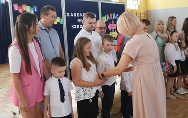 Wręczanie nagr&oacute;d uczniom z klasy I a 