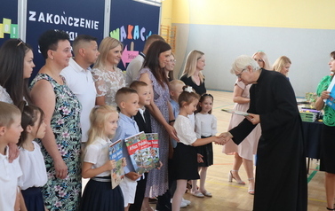 Wręczanie nagr&oacute;d klasa I b 