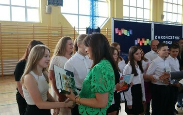 Wręczanie nagr&oacute;d (2)