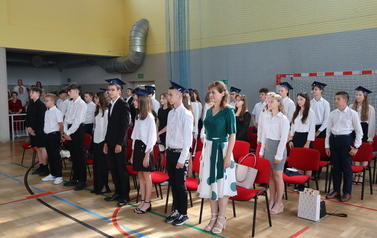 Uczniowie z klas 8a i 8b wraz z wychowawcami 