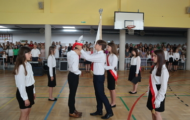 Przekazanie sztandaru. 