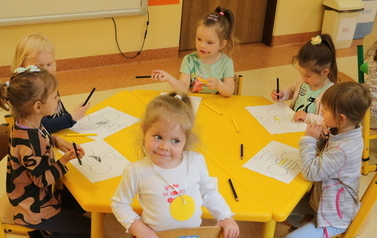 Przedszkolaki podczas wykonywania pracy plastycznej