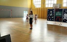 Uczennica Alicja Prusaczyk z kl. VI deklamująca wiersz
