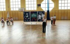 Laura Niedźwiecka z kl. V w roli wokalistki