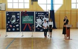 Uczniowie prowadzący akademię - Bartosz Grala, kl. V i Alicja Nowakowska, kl. VI oraz dyrektor naszej szkoły Marta Trzcińska