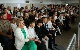 Nowa wicedyrektor Marzena Pokora wśr&oacute;d uczni&oacute;w i ich rodzic&oacute;w.
