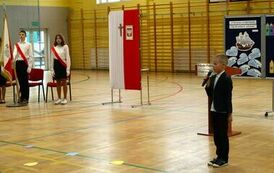 Uczeń klasy II b, Oliwier Ostrowski, śpiewa hymn szkoły 