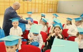 Przekazanie upomink&oacute;w od władz gminy