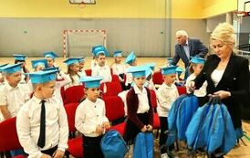 Przekazanie upomink&oacute;w od władz gminy 