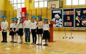 Pierwszoklasiści m&oacute;wiący wiersze 