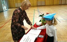 Odcisk palca Emilii Parzych w kronice szkoły  