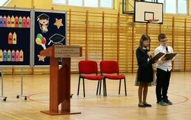 Uczniowie klasy III prowadzący uroczystość 