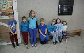 Uczniowie klasy 3 ubrani na niebiesko