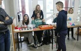 Szkolni Wolontariuswze w trakcie kiermaszu