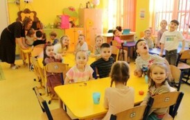 wsp&oacute;lne zdjęcie dzieci podczas poczęstunku