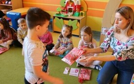 wręczanie prezent&oacute;w