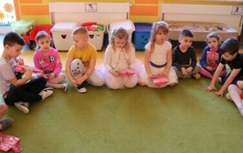 przedszkolaki z prezentami