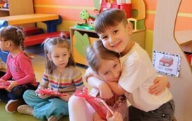 dzieci podczas składania życzeń