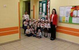 Zdjęcie grupowe przy kąciku patriotycznym