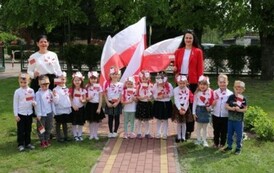 Zdjęcie grupowe przy Fladze Polski