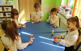 praca plastyczna- kotylion narodowy 4