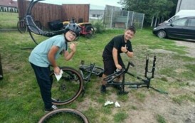 Bartek i Alan serwisują swoje rowery