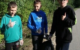 Uczniowie klasy 6 prezentują efekty sprzątania