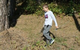 Paweł Orzechowski w trakcie sprzątania