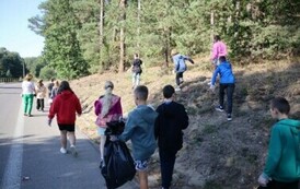 Uczniowie klasy 6 z Panią Jolą Olkowską