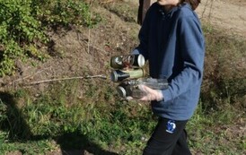 Uczeń klasy 6 w trakcie sprzątania