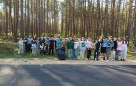 Czwarto- i piątoklasiści zadowoleni z napełnienia work&oacute;w śmieciami.