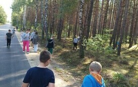 Sprzątamy wyznaczony teren - piątoklasiści.