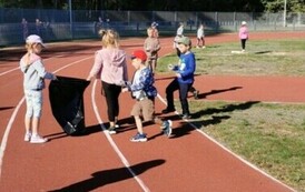 Chłopcy wrzucają śmieci