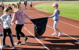 Zer&oacute;wka sprząta boisko