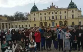 Uczniowie na tle pałacu Branickich
