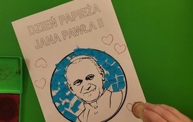 Przedszkolaki poznają życie świętego Jana Pawła II 6