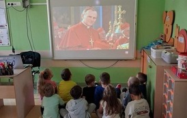 Przedszkolaki poznają życie świętego Jana Pawła II 9
