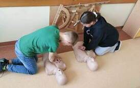 Udzielanie pierwszej pomocy.