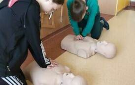 Masaż serca na fantomach.