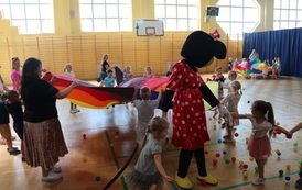 zabawy z chustą animacyjną (2)