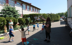 robienie baniek mydlanych (2)