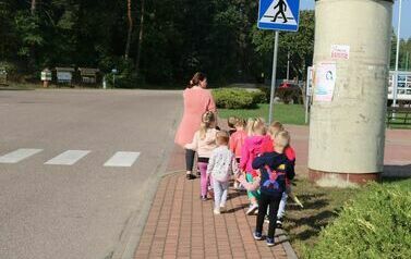 Wycieczka na pobliskie skrzyżowanie. 3-latki poznają zasady ruchu drogowego 5