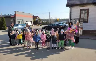 Parada wiosenna w okolicy przedszkola (2)