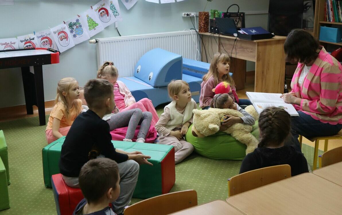 Zdjęcie do Wolontariusze czytają w świetlicy szkolnej