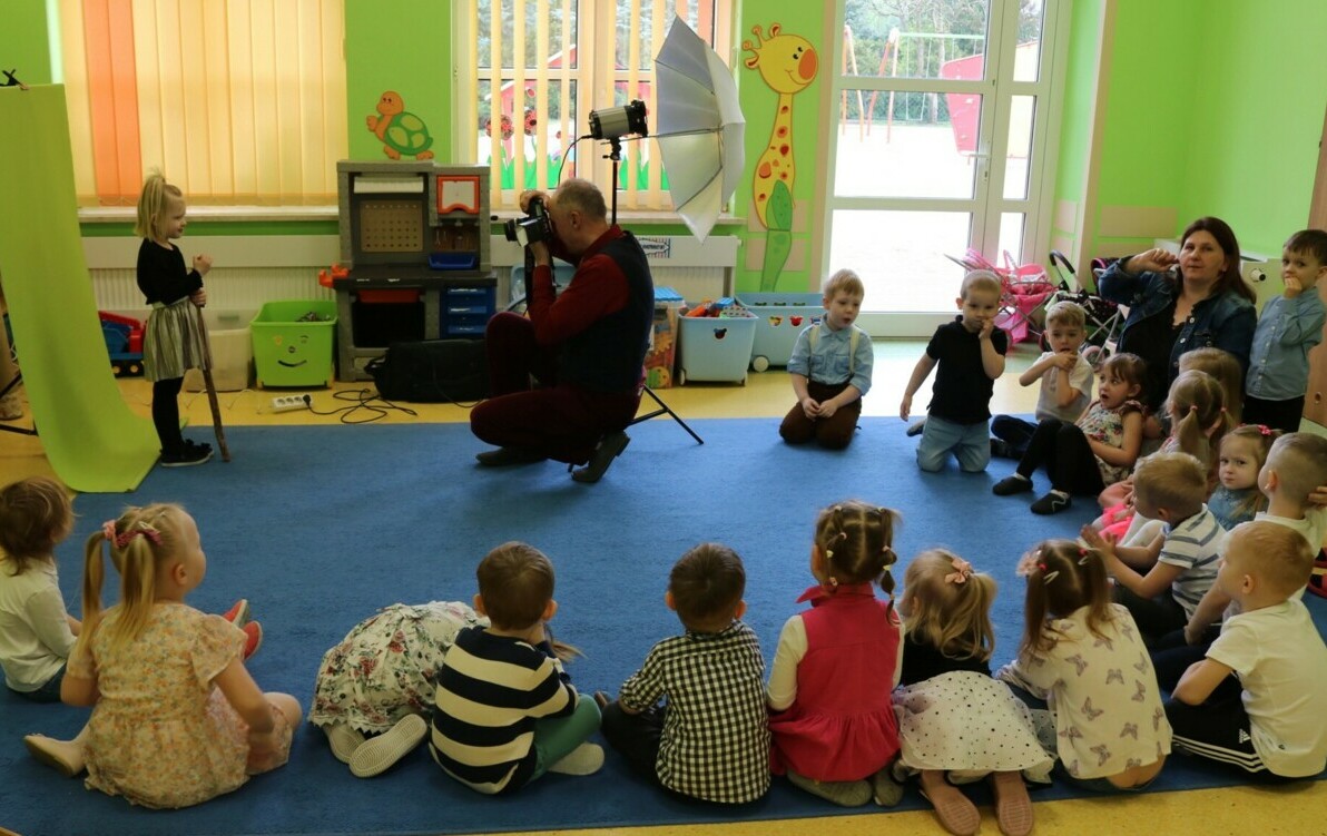 Zdjęcie do Fotograf w przedszkolu