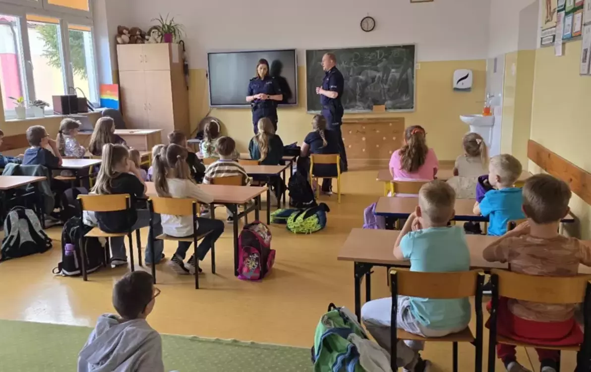 Zdjęcie do Spotkanie z dzielnicowymi z gminy Lelis w naszej szkole