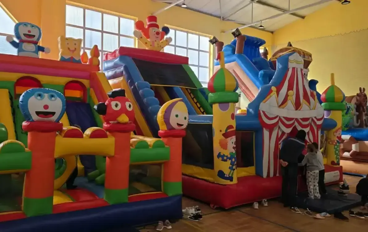 Zdjęcie do Dmuchańce w szkole - Dzień Chłopaka