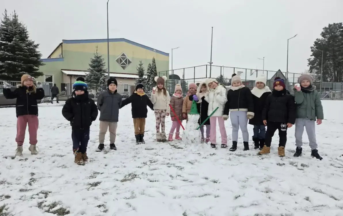 Zdjęcie do Zimowe szaleństwo na stadionie w Lelisie: klasa 1b lepi bałwany na WF-ie!&nbsp;